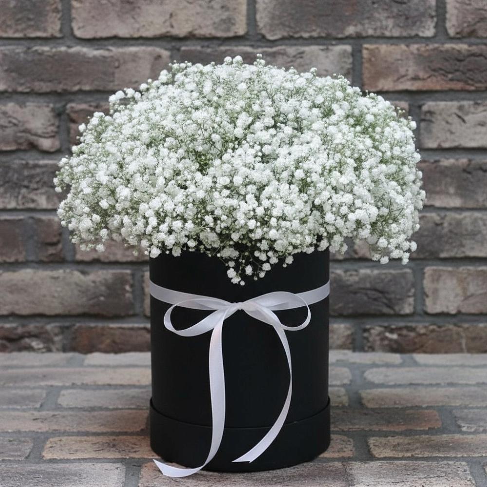 Цветочная композиция из Гипсофила в шляпной коробке в Благодатном