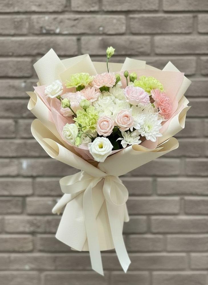Букет цветов из: Гвоздики, Розы, Лизиантусы и Хризантемы в Благодатном