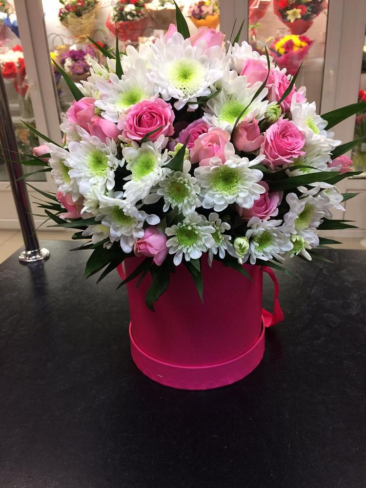 Цветочная композиция из Розы и Хризантемы в шляпной коробке в Благодатном