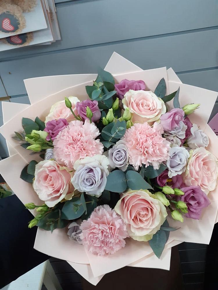 Букет цветов из: Розы, Гвоздики и Лизиантусы в Благодатном